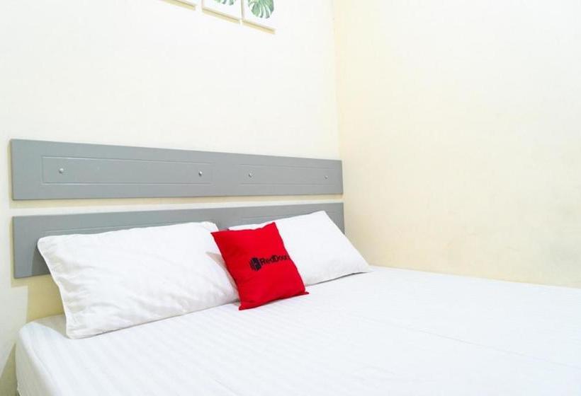 Отель Reddoorz Near Cbd Ciledug