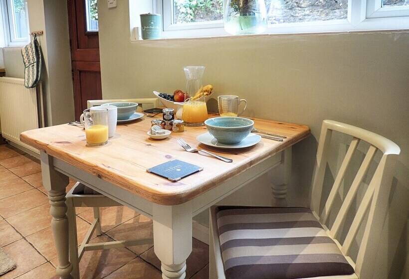 مبيت وإفطار The Lansdowne Cottage