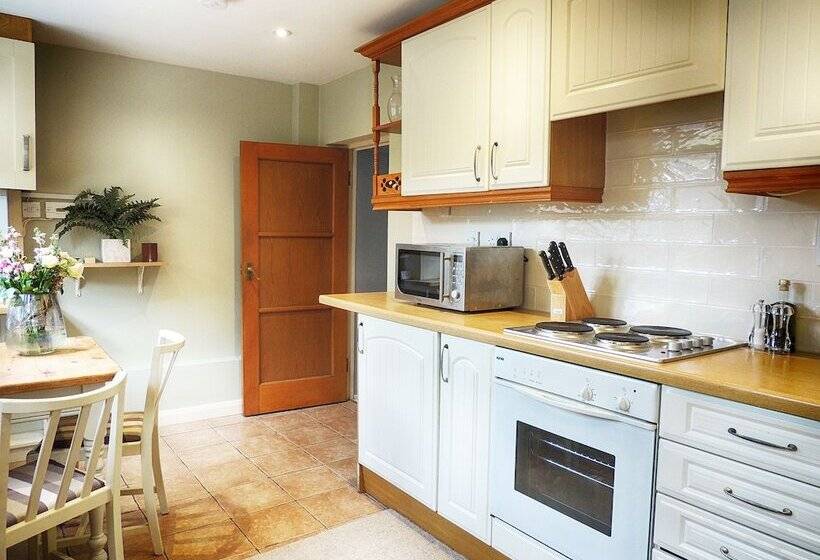 مبيت وإفطار The Lansdowne Cottage