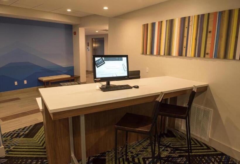 בית מלון כפרי Holiday Inn Express & Suites   Warsaw   E Center, An Ihg