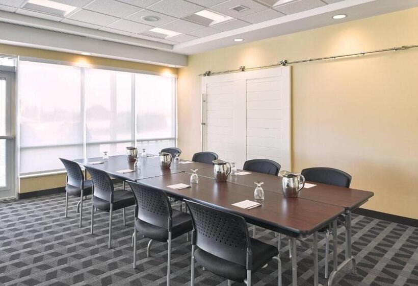 هتل Towneplace Suites By Marriott Medicine Hat