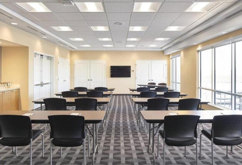 هتل Towneplace Suites By Marriott Medicine Hat
