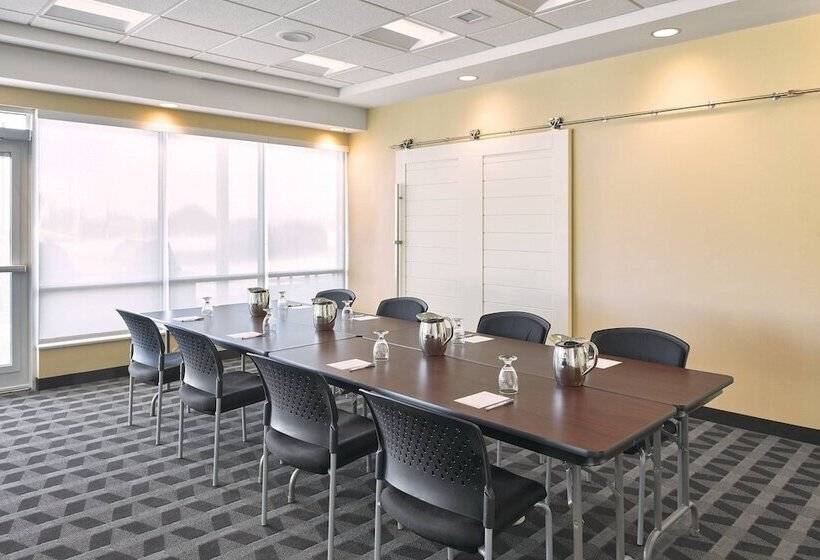 هتل Towneplace Suites By Marriott Medicine Hat