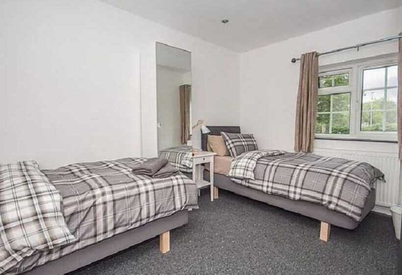 پانسیون Featherbed Cottage