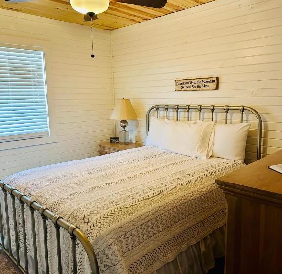 Отель Knotty Squirrel Cabins
