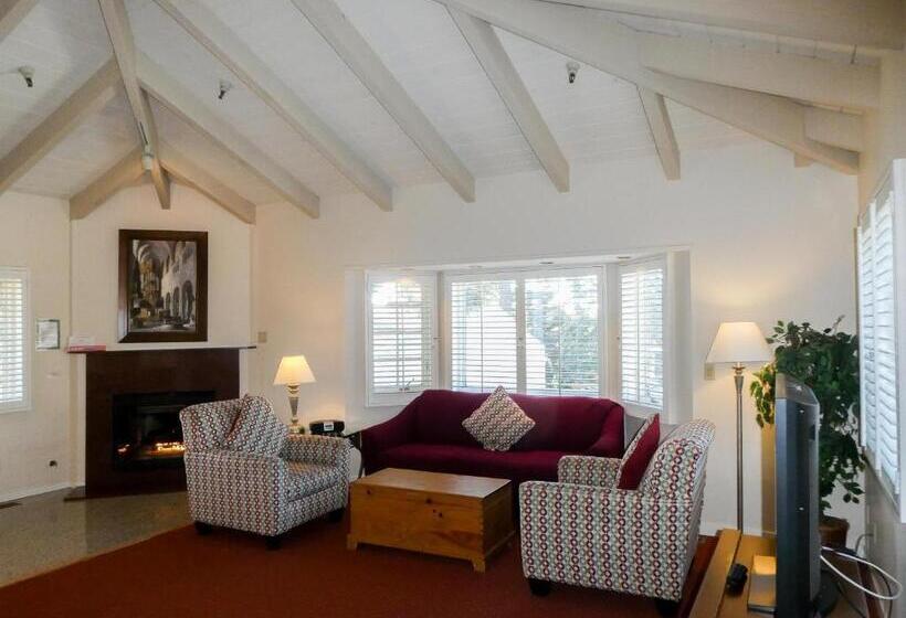 هتل Briarwood Inn
