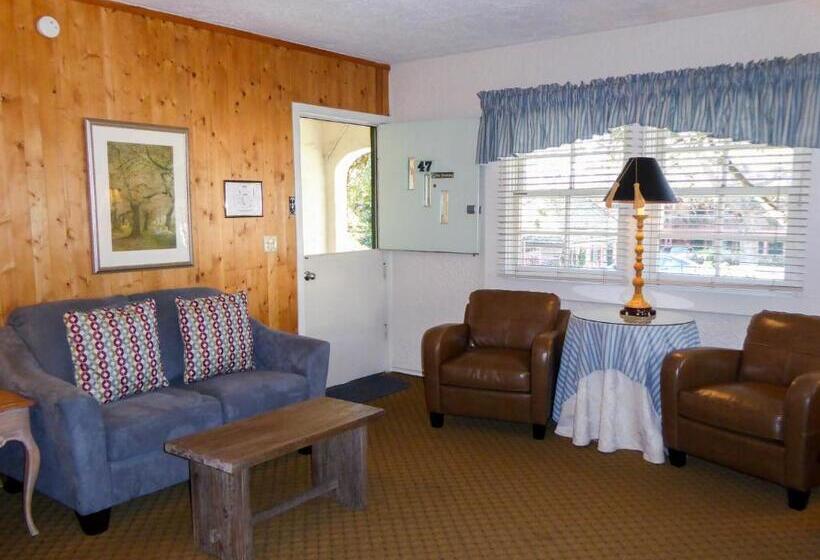 هتل Briarwood Inn