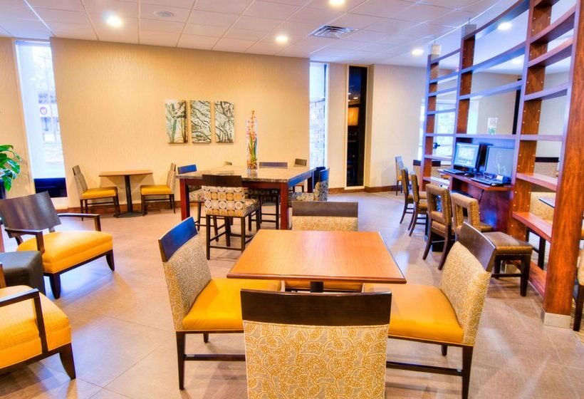 هتل Doubletree By Hilton Raleigh Brownstone University
