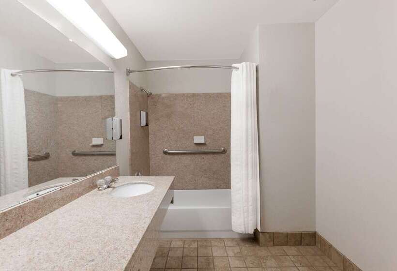 هتل Super 8 By Wyndham Cleburne