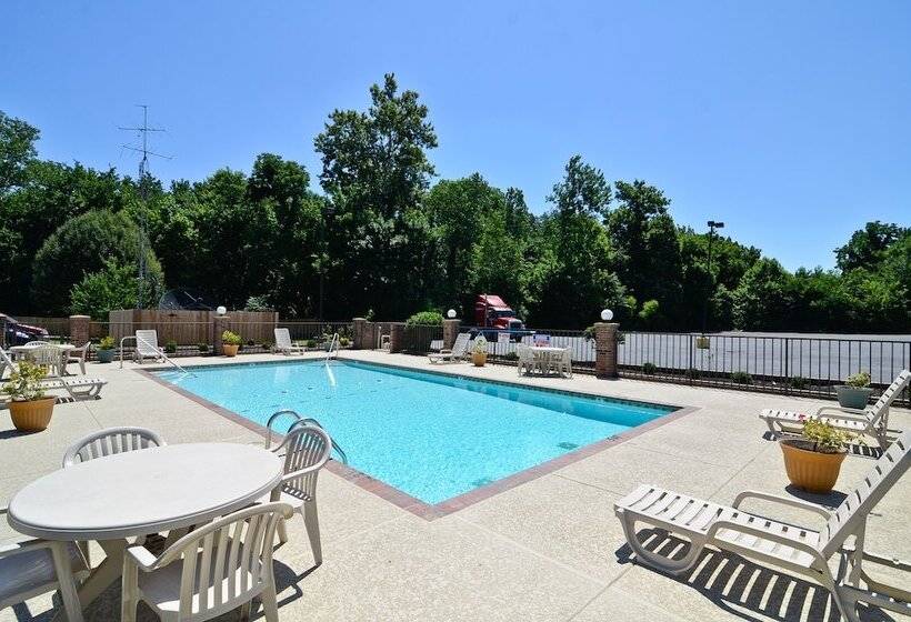 هتل Travelers Inn And Suites
