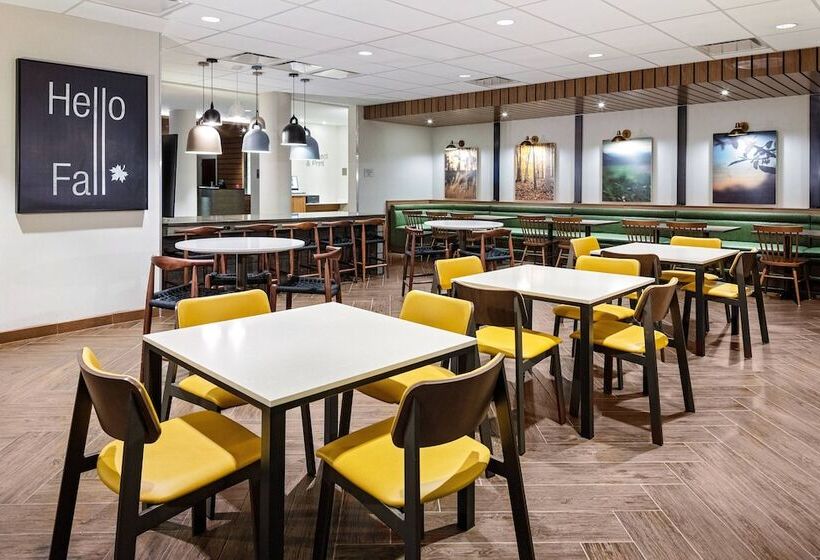 Отель Fairfield Inn & Suites By Marriott Queensbury Glens Falls/lake George