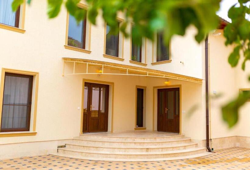پانسیون Casa Cu Nuc