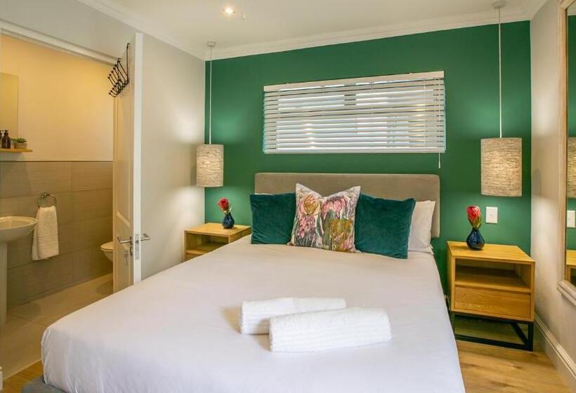 پانسیون Hout & About Guest House