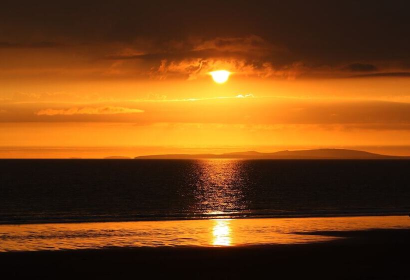 تختخواب و صبحانه Barmouth Beach Club