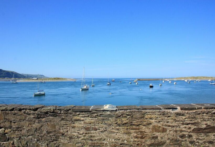تختخواب و صبحانه Barmouth Beach Club