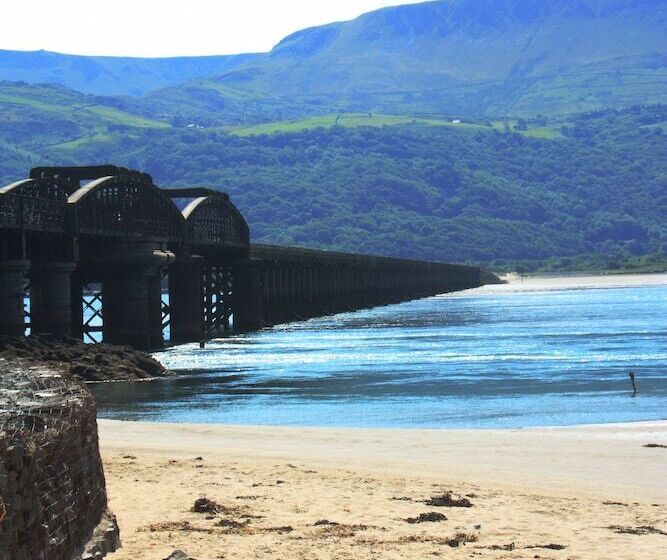 تختخواب و صبحانه Barmouth Beach Club