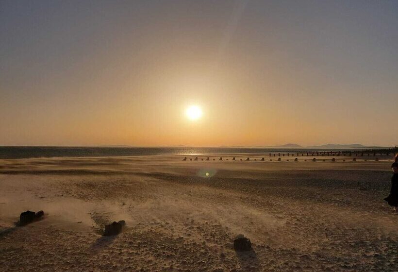تختخواب و صبحانه Barmouth Beach Club