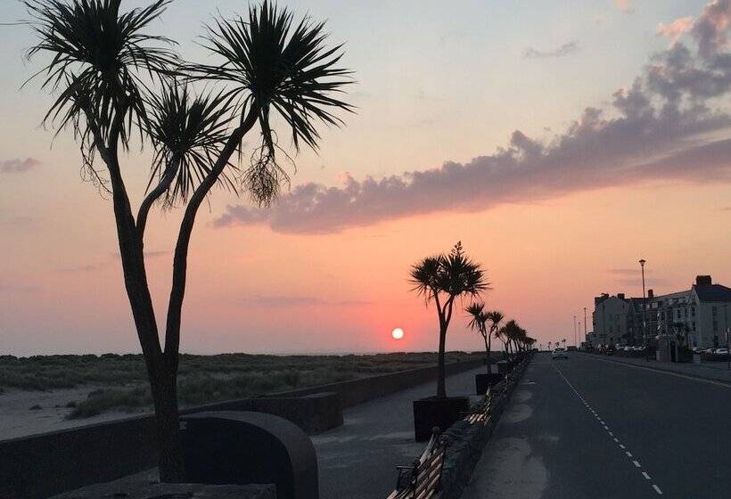 تختخواب و صبحانه Barmouth Beach Club