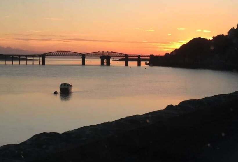 تختخواب و صبحانه Barmouth Beach Club