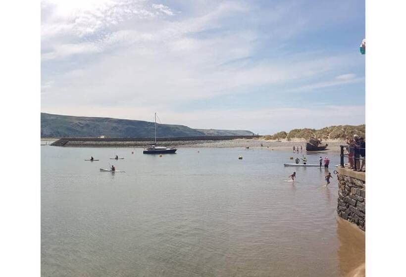 تختخواب و صبحانه Barmouth Beach Club
