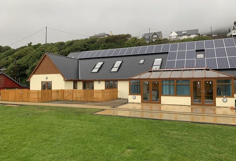تختخواب و صبحانه Barmouth Beach Club