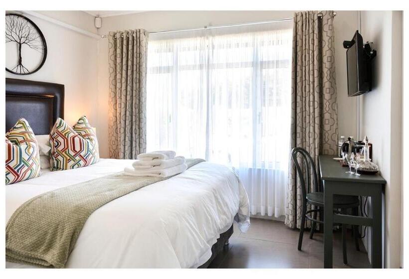 Bed and Breakfast 66 On Monzali 4 Star Luxury Guesthouse