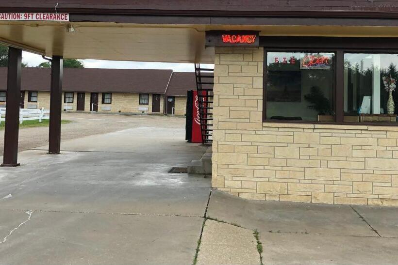 هتل Budget Host Inn   Emporia