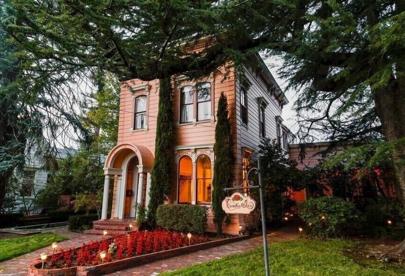 هتل Camellia Inn