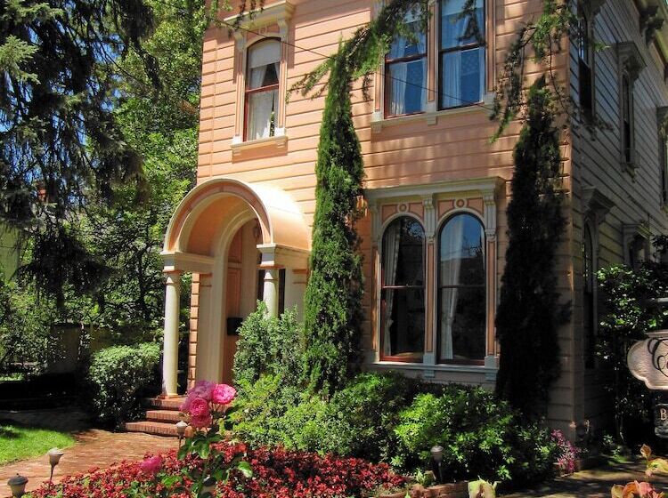 هتل Camellia Inn