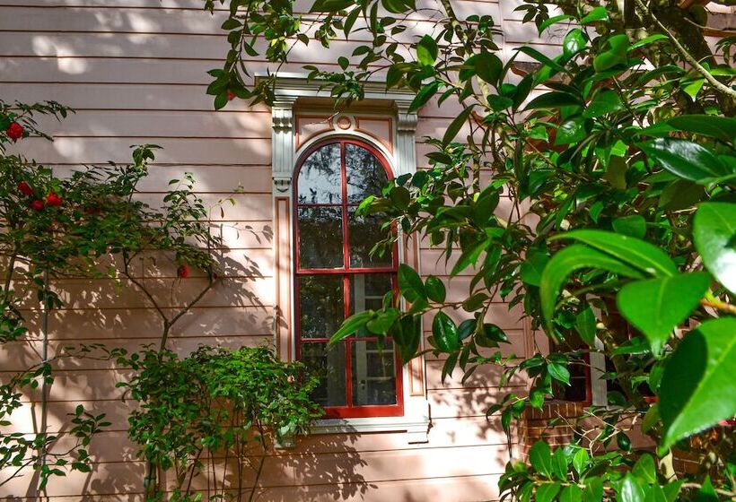 هتل Camellia Inn
