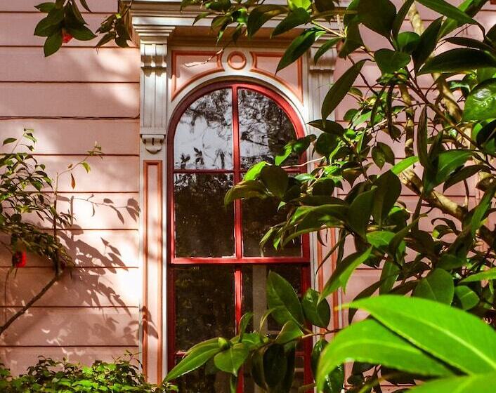 هتل Camellia Inn
