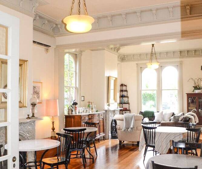 هتل Camellia Inn