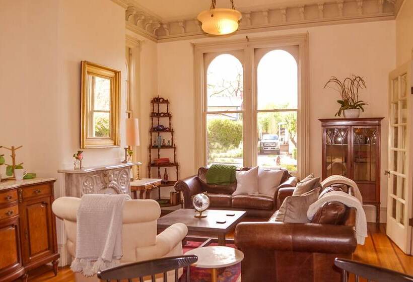 هتل Camellia Inn