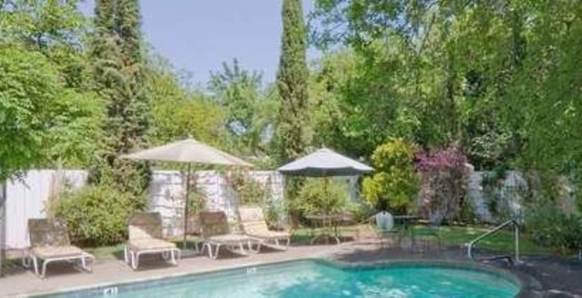 هتل Camellia Inn