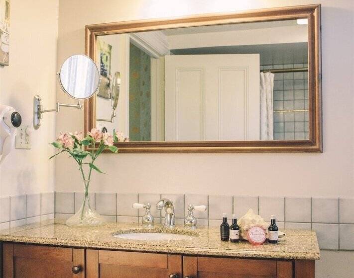 هتل Camellia Inn