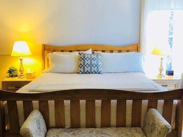 هتل Camellia Inn