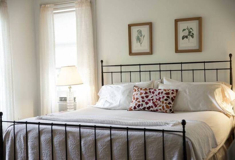 هتل Camellia Inn