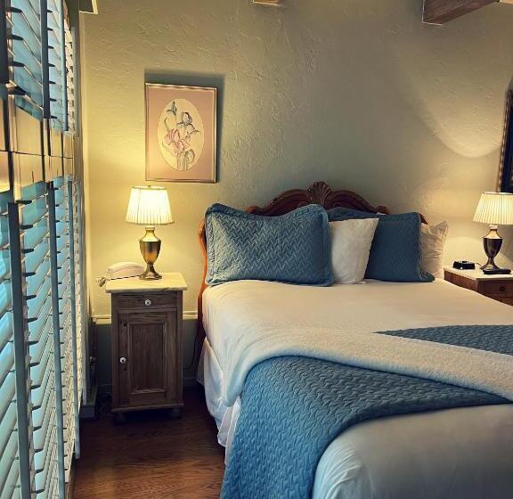 هتل Carmel Garden Inn