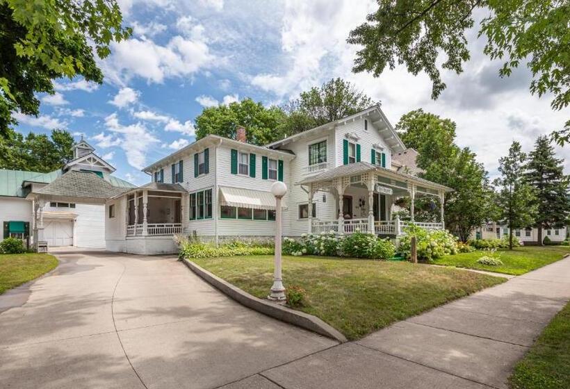 هتل Carriage House Bed & Breakfast