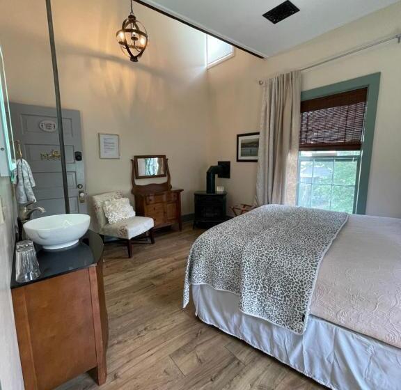 בית מלון כפרי Carriage House Bed & Breakfast
