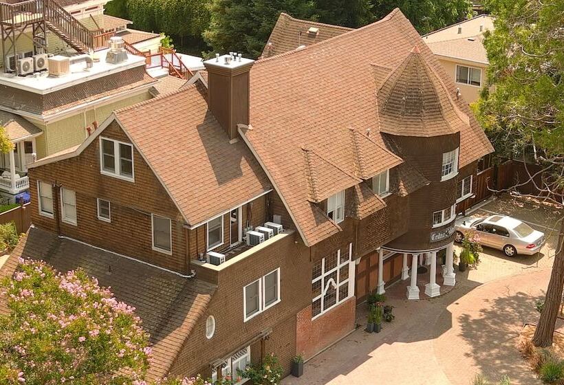 هتل Cedar Gables Inn