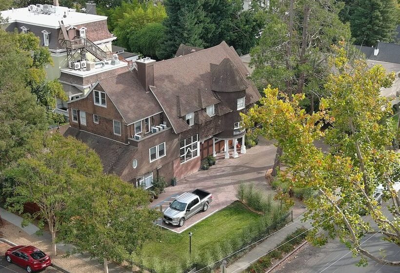 هتل Cedar Gables Inn