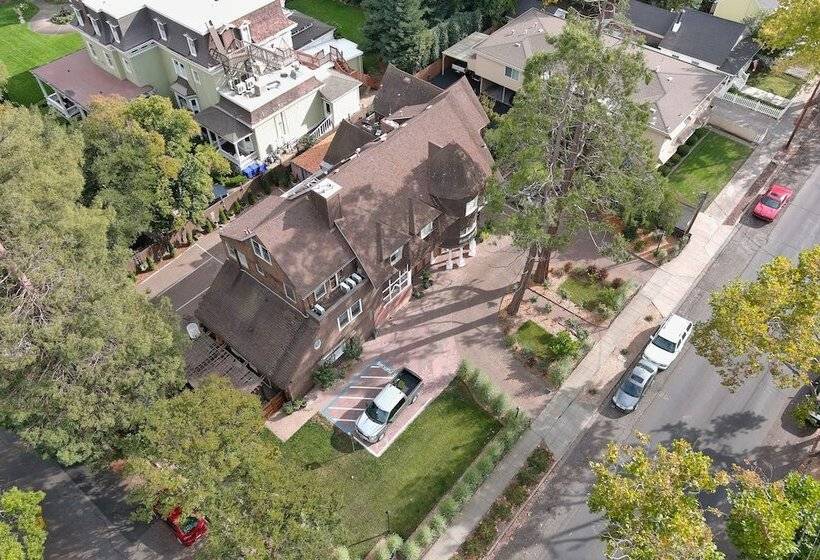 هتل Cedar Gables Inn