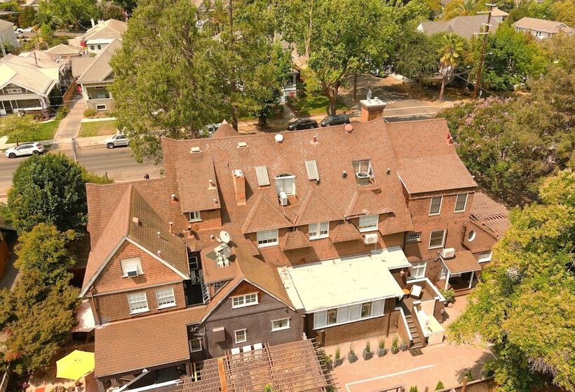 هتل Cedar Gables Inn