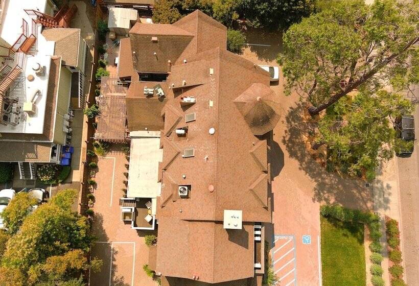 هتل Cedar Gables Inn