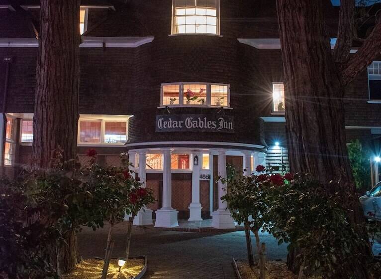 هتل Cedar Gables Inn