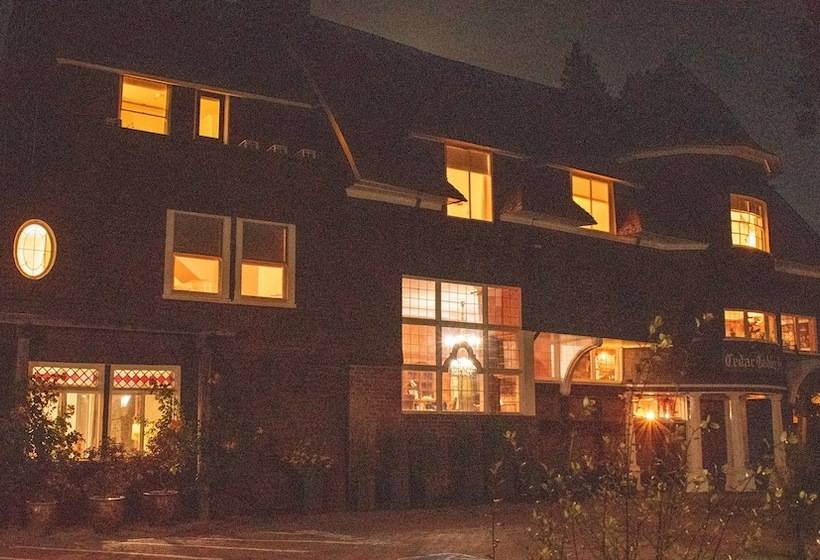 هتل Cedar Gables Inn