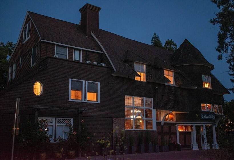 هتل Cedar Gables Inn