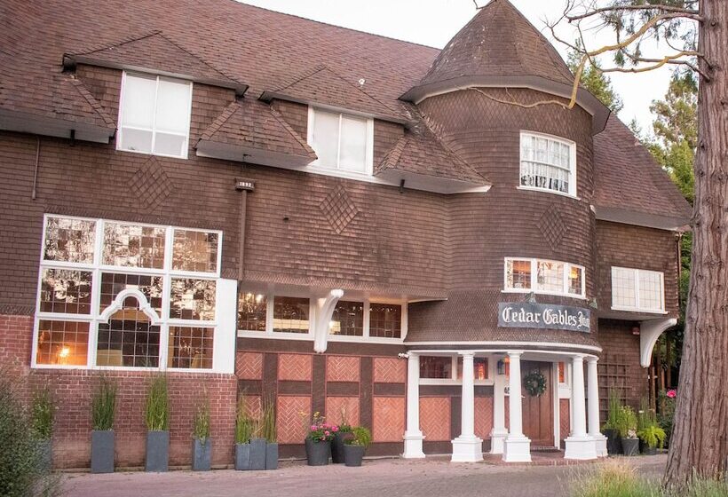 هتل Cedar Gables Inn