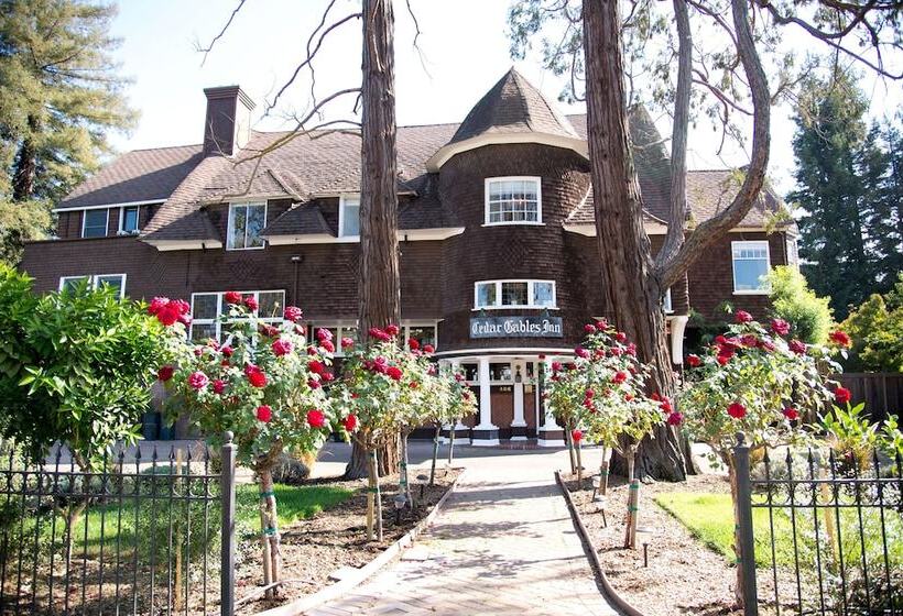 هتل Cedar Gables Inn